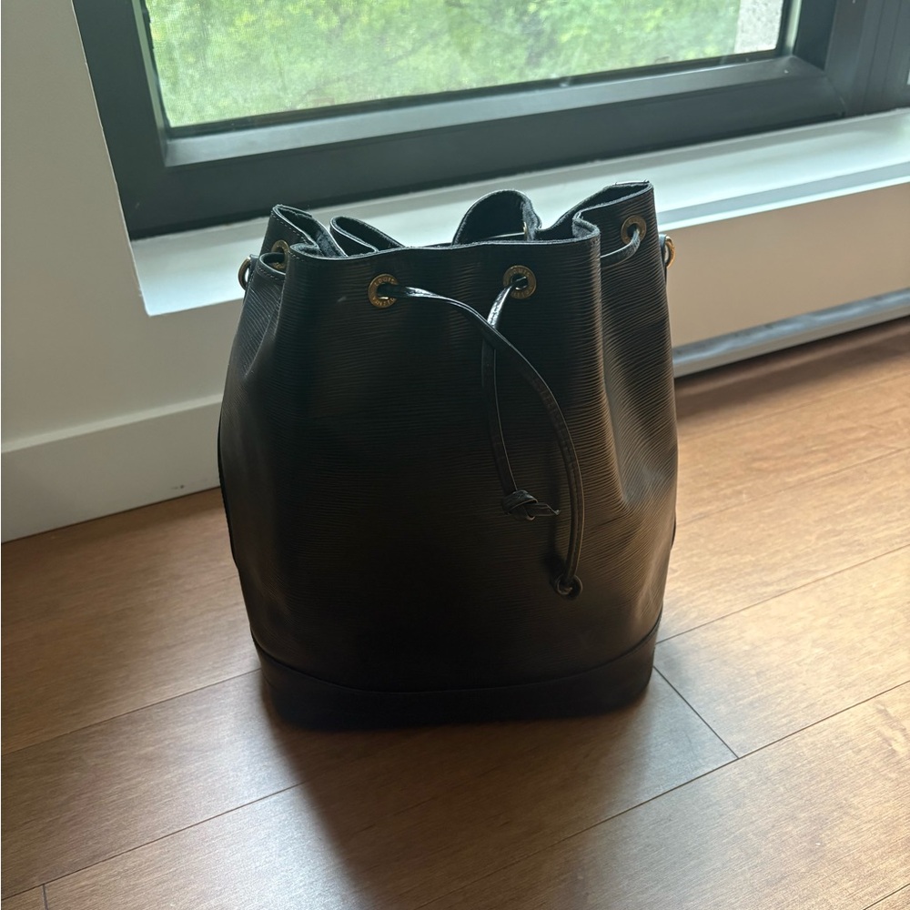 LV black epi leather noe